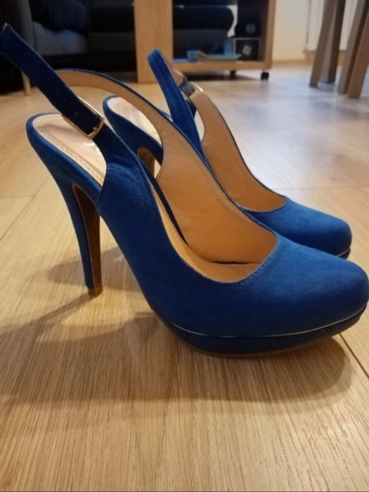 Sandałki na obcasie