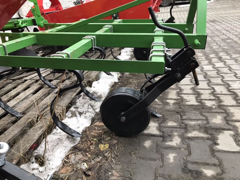 Культиватор Bomet з катком. На стрілах