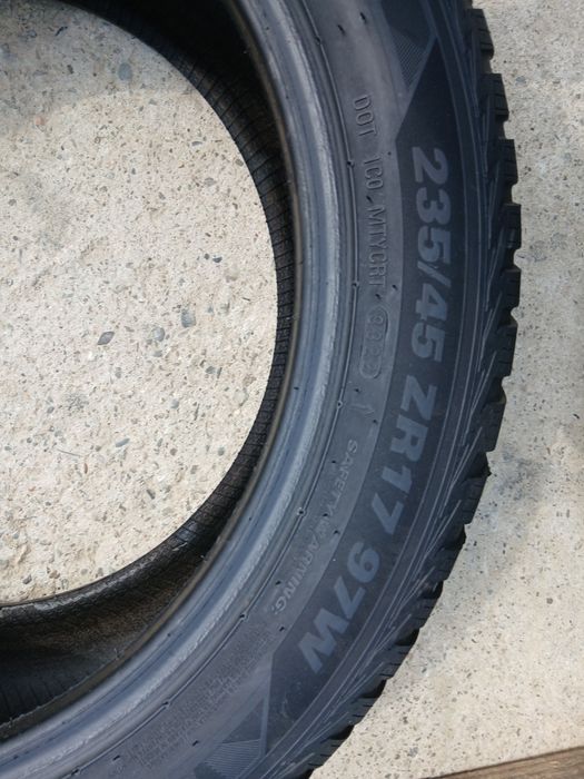 Opony wielosezonowe 235 45 R17 Kumho Solus 4s