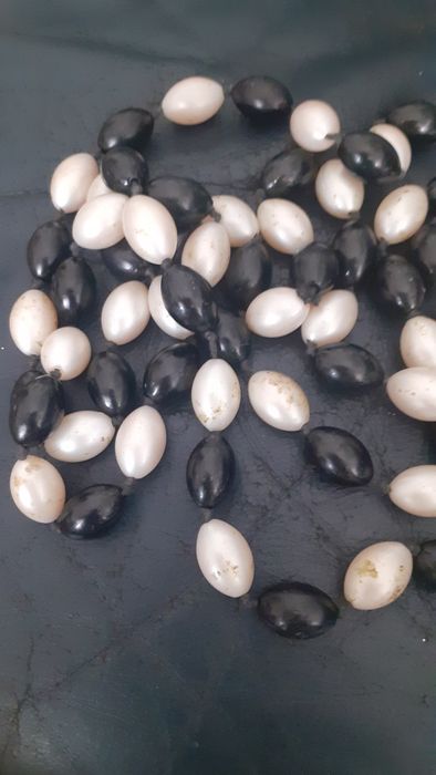 Colar deperolas pretas e brancas