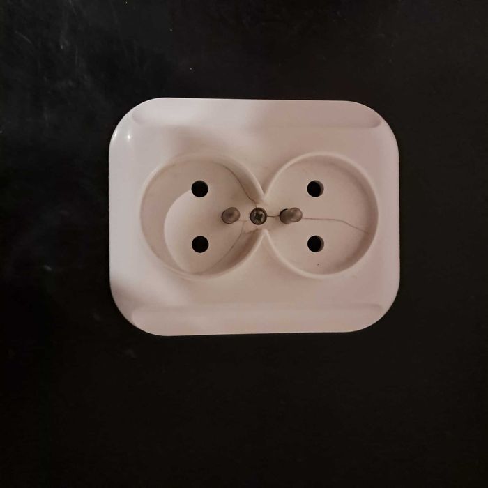 Gniazdo zewnętrzne podwójne kremowe z uziemieniem 10x8x3,5 cm