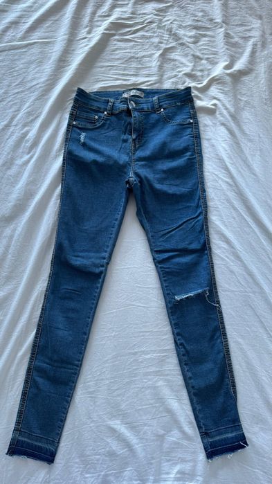 Calça jeans de lavagem azul escuro