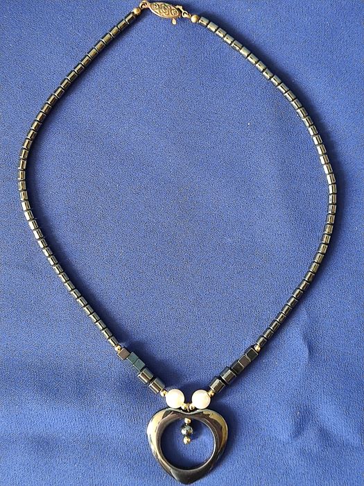 Stary naszyjnik z hematytami i perłami vintage