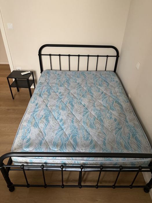 Cama com colchão e cabeceira