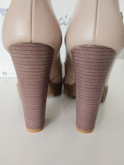 Czółenka skórzane na ozdobnym słupku i grubej podeszwie , pudrowy róż