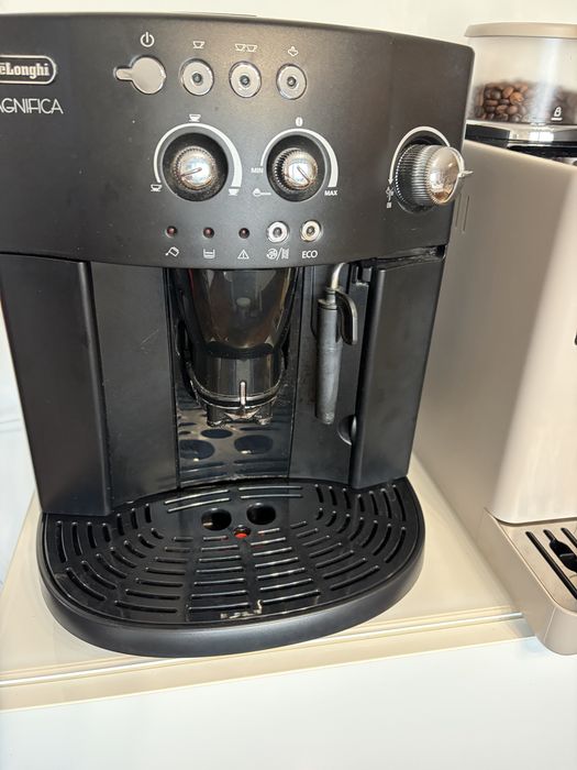 Máquina de café Delonghi Magnifica