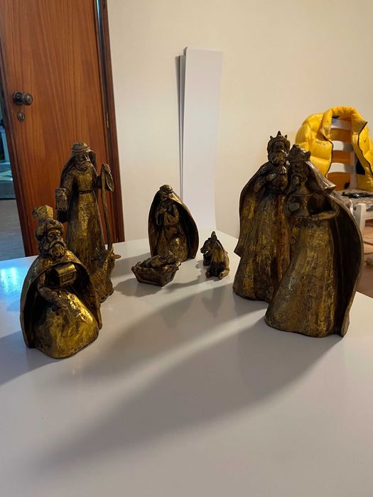 Presépio dourado maciço, com 8 peças