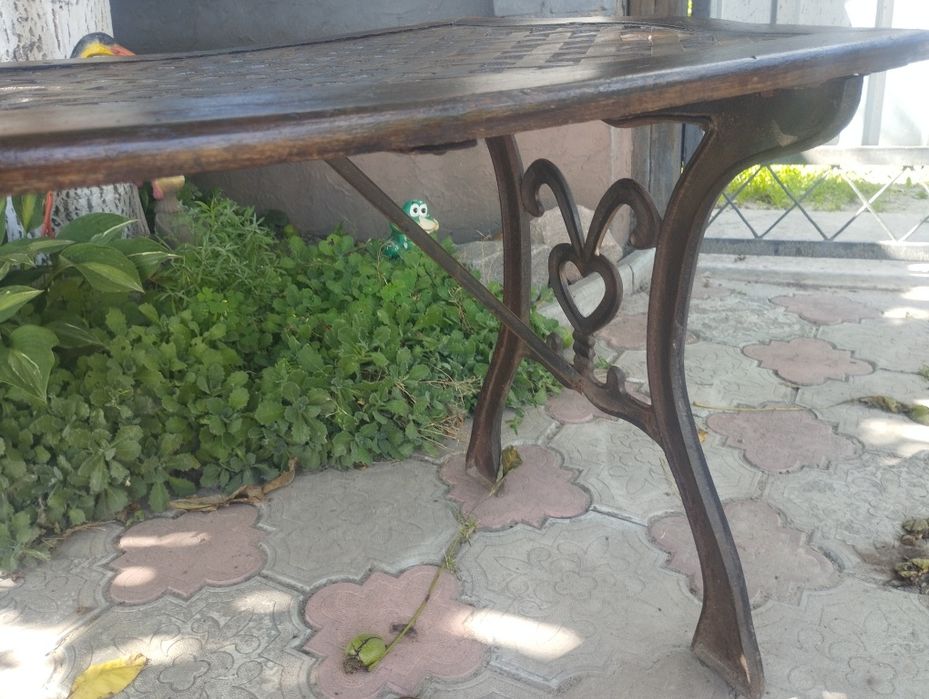 Стіл ручної роботи з металевими литими елементами