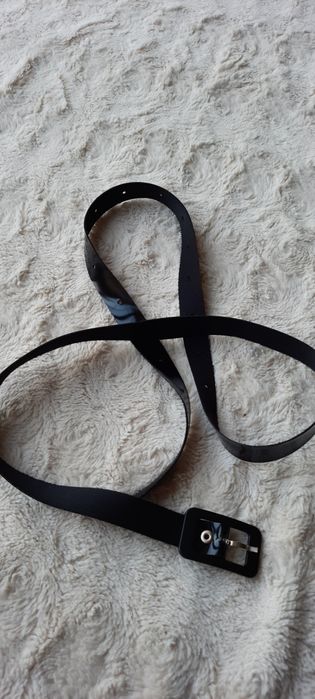 Czarny błyszczący pasek