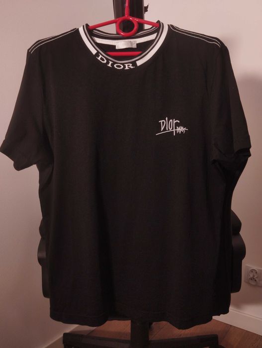 Czarny t-shirt Dior z logo na ściągaczu i napisem na piersi, rozmiar S