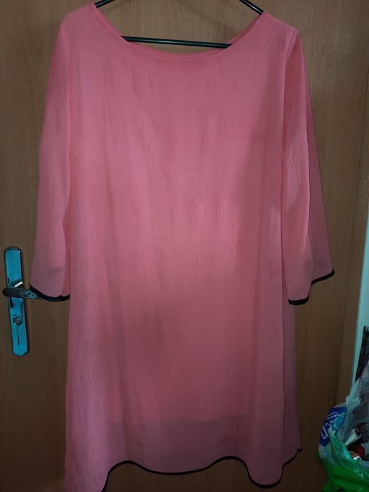 2. Malinowa sukienka