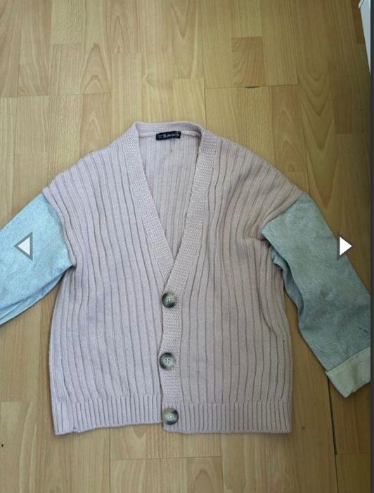 Жіночий вʼязаний кардиган