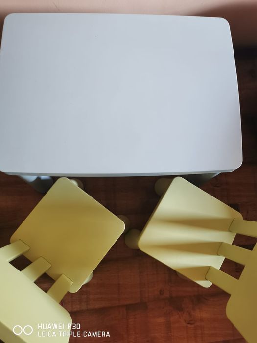 Stolik i krzesełka dla dzieci