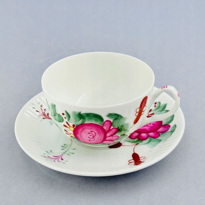 piękna filiżanka porcelanowa wzór ostfriestland różowe kwiaty