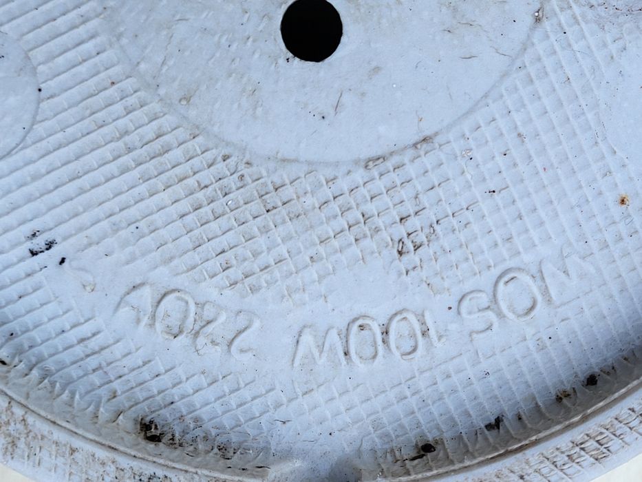 Oprawa porcelanowa bez klosza.