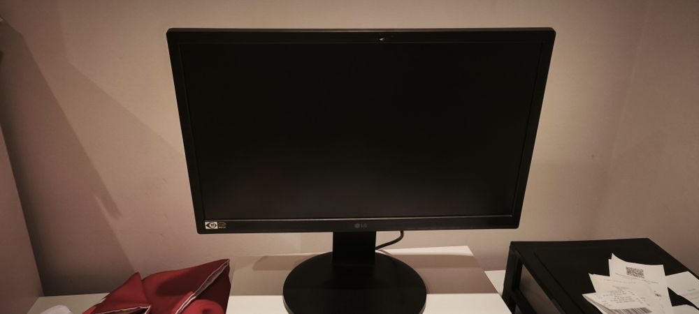 Monitor LG 21.5" LED Full HD - Ergonômico (Ajuste de Altura e Giro)