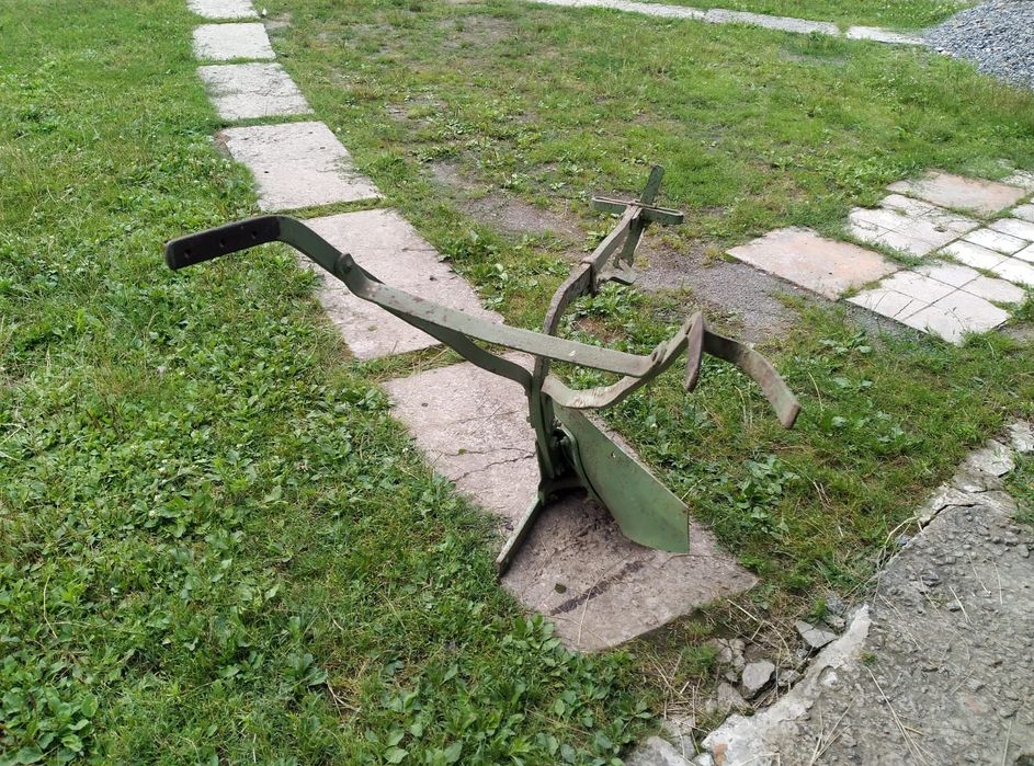 Продається плуг кінний, віжки та посторонки