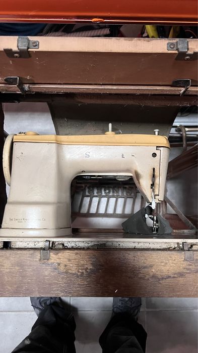 Singer a pedal e elétrica