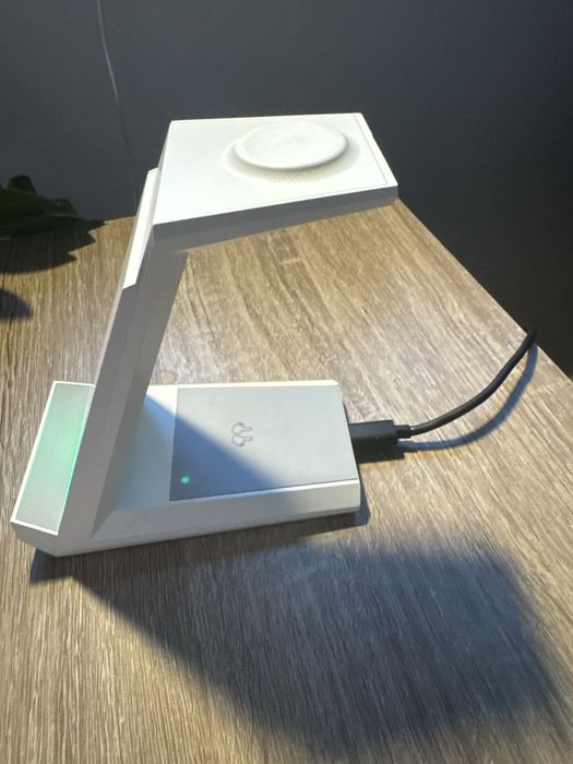 bezprzewodowa ładowarka indukcyjna 3 w 1 w kolorze białym, która umożliwia jednocześnie ładowanie telefonu,zegarka takiego jak Apple Watch i słuchawek