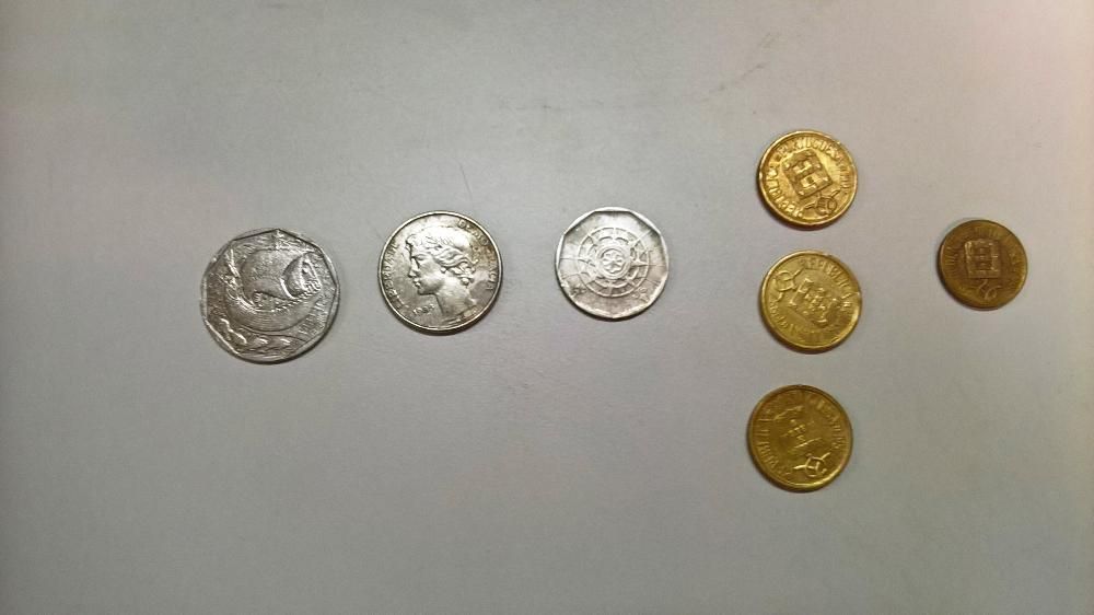 Conjunto de moedas e notas de escudos Portugueses
