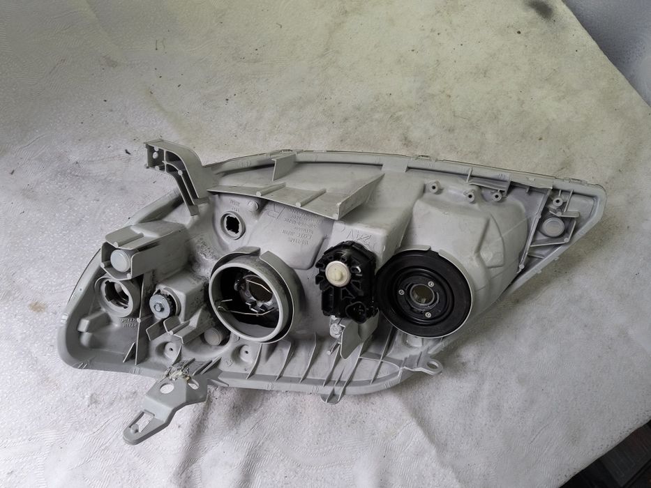 Lampa prawa Toyota Corolla e12 Europa reflektor przedni sprawna