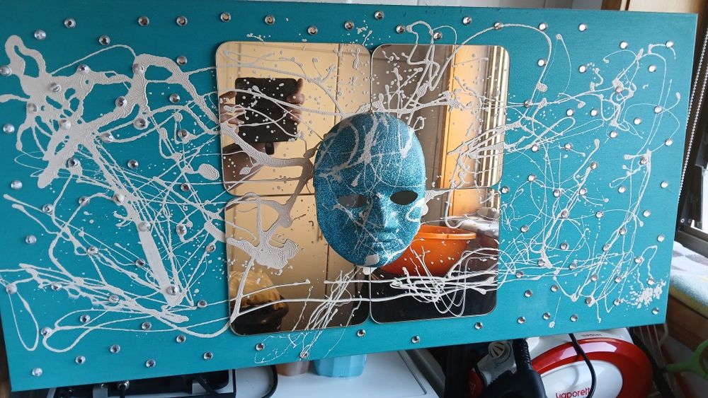 Tela abstrata em tons azul celeste com aplicação de espelhos