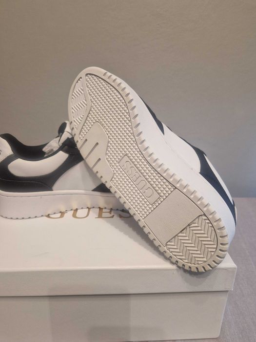 Guess Damskie Sneakersy FLJMR biało-czarne 37