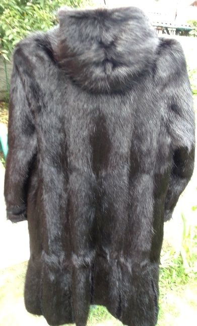 Продам шубу з нутрії