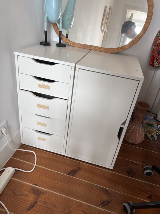 2 moveis de escritorio, com gavetas e prateleiras