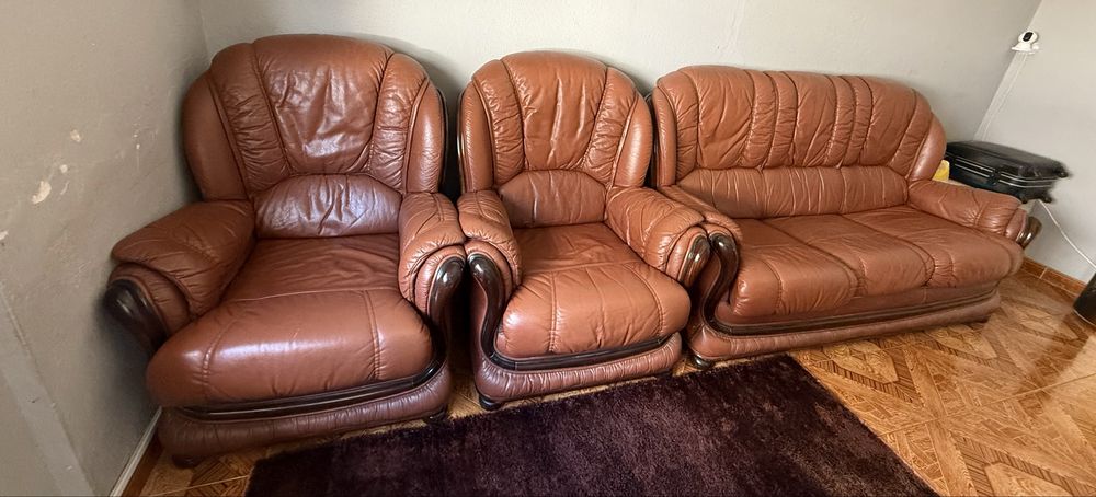 Conjunto Sofá Vintage em Couro Legítimo sendo 1 Sofá-Cama + 2 Poltronas