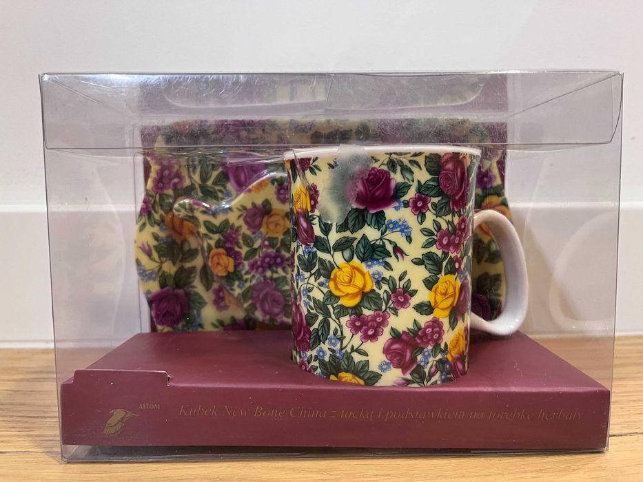 Zestaw do herbaty w kwiatki - kubek, tacka i spodeczek