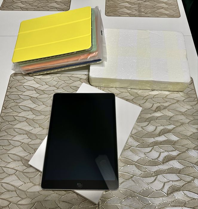 iPad 9th, srebrny, stan idealny. Duży zestaw. Apple. Mało używany.