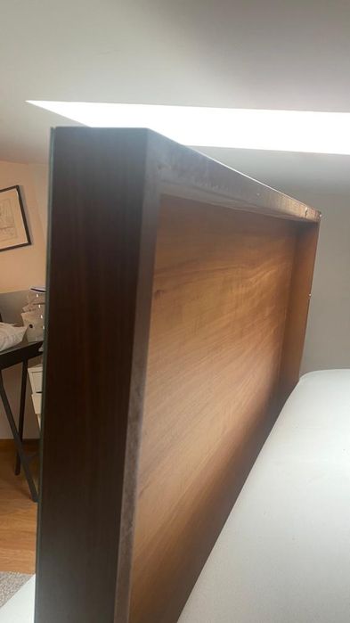 Espelho com moldura em Nogueira