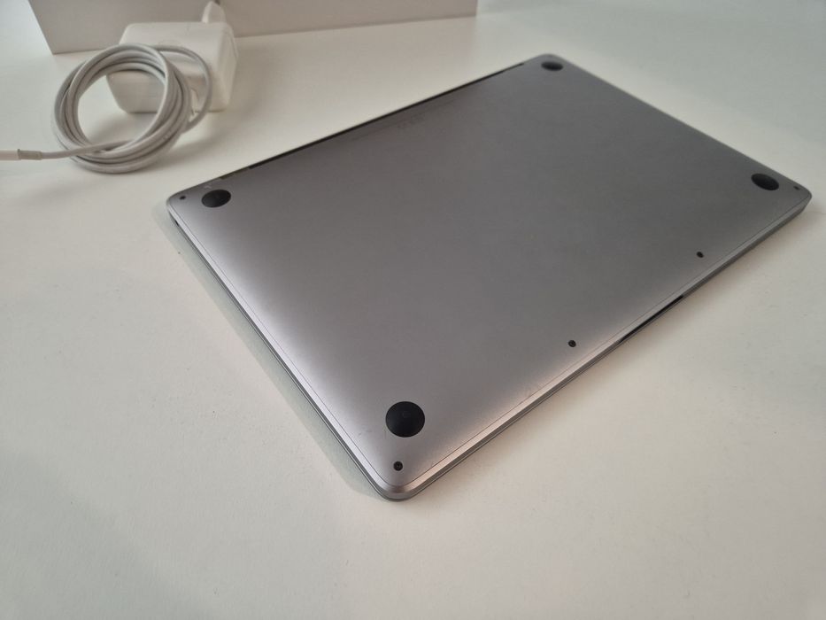 MacBook Pro 13" 2020 — 16GB RAM | 256GB | Touch Bar | PT ISO - Apple