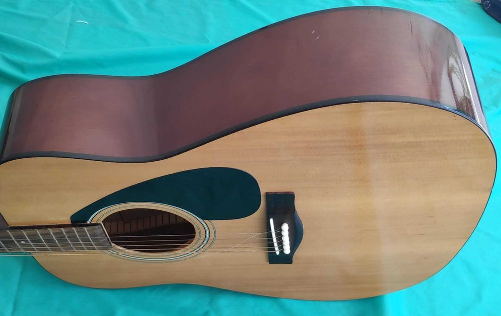 Guitarra Yamaha F-310.