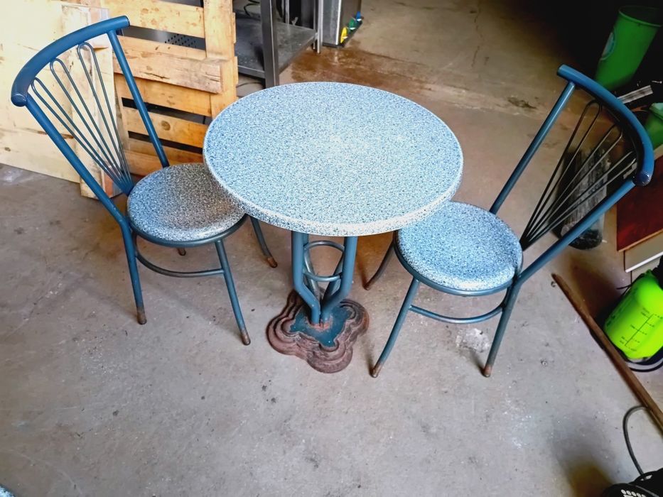 Mesas e cadeiras de café