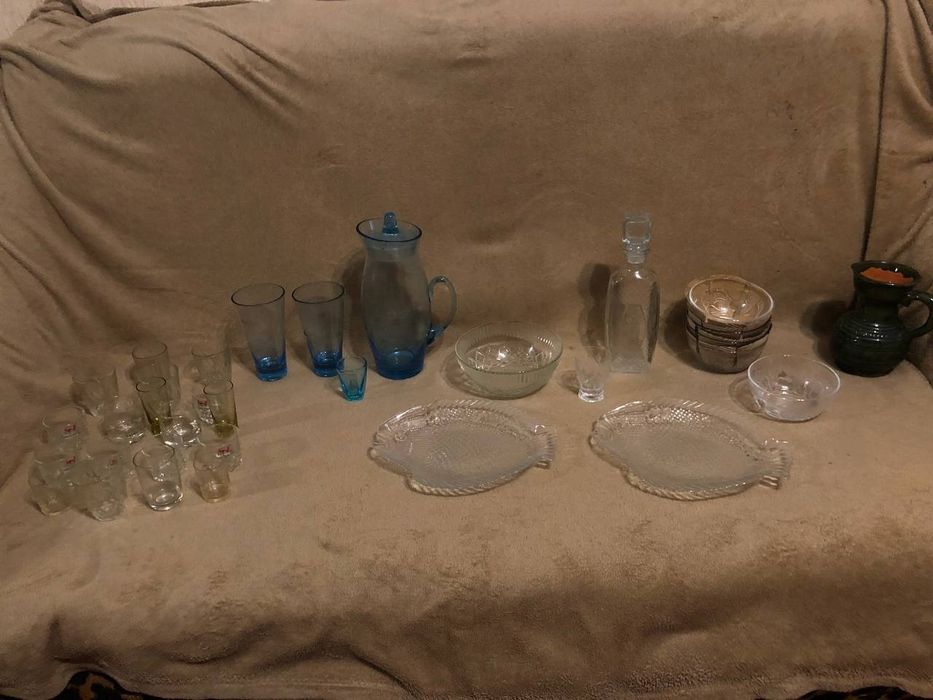 Кувшин, графин, рюмки, тарелки
