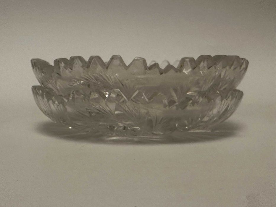 Zestaw dwóch kryształowych talerzyków deserowych o bogatym wzorze