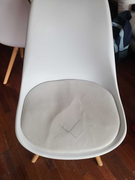 6 cadeiras brancas com pés de madeira