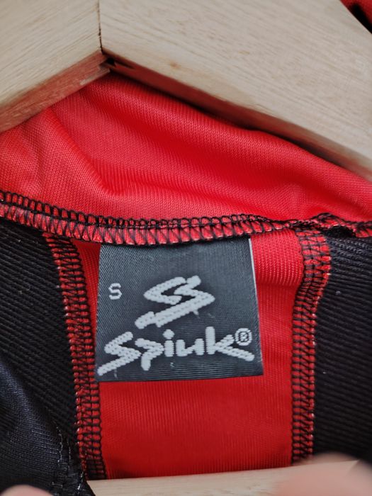 Casaco de ciclismo preto e vermelho