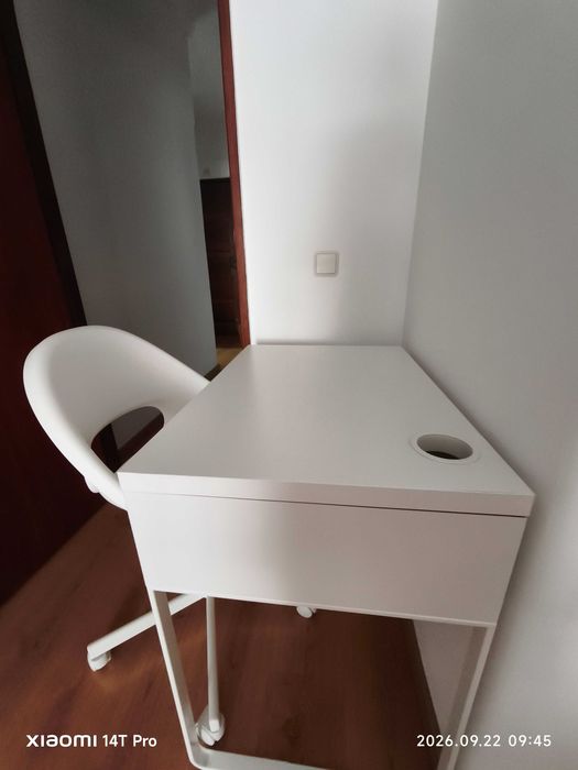 Vendo conjunto secretária e cadeira