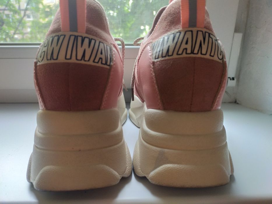 Кроссовки женские