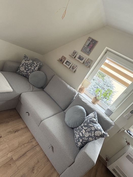 Narożnik szary z fukcja spania i pojemnikiem na posciele