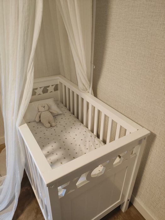 Cama de bébé em madeira mais cubertura