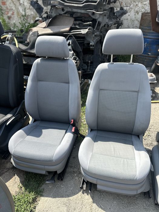 Сидіння Volkswagen Caddy 3 / Передні / Задні