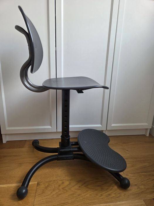 Ergonomiczne krzesło Kinnarps Caper z podnóżkiem  i regulacją wysokości