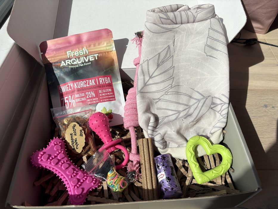 Box prezentowy dla małego psa gryzaki przysmaki karma ubranko