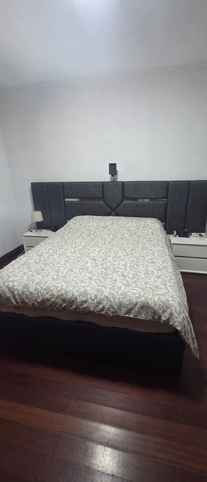 Conjunto cama e mesas de cabeceira