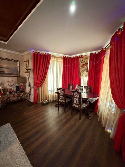 Просторий будинок із відпочинковим комплексом. Продаж