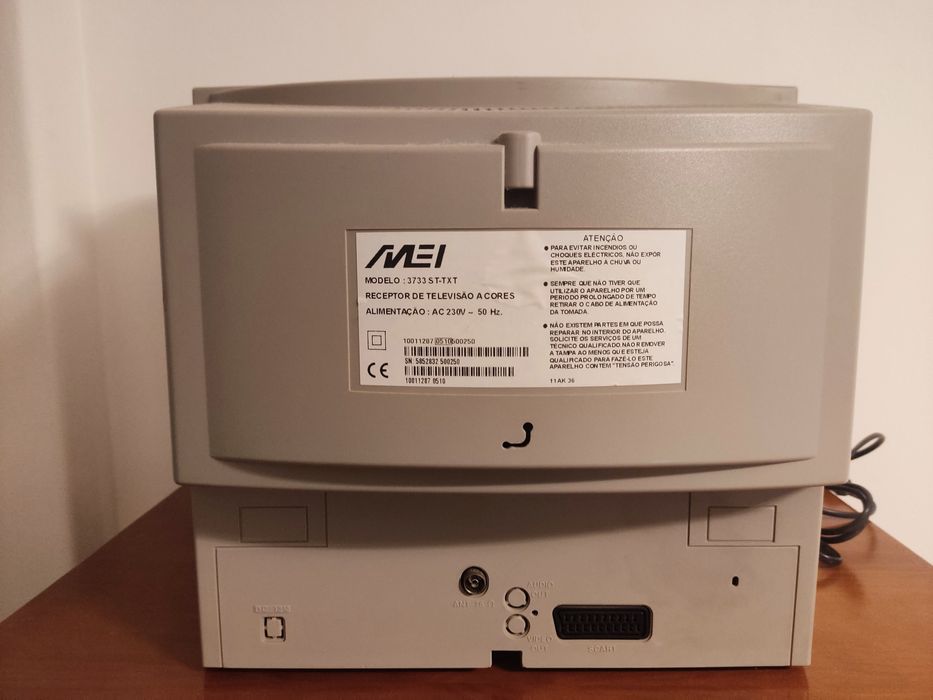 TV de 14 polegadas da marca MEI.